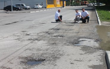 Активисты ОНФ зафиксировали ямы и разрушенный тротуар на отремонтированной дороге в Симферополе