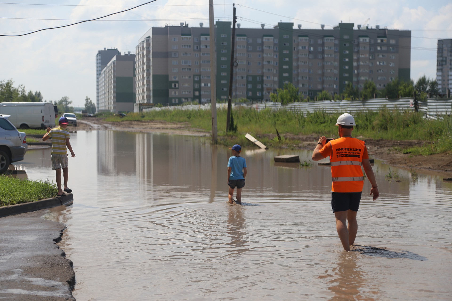 В новых микрорайонах Барнаула, как и во многих других - дома построили, а про дороги забыли