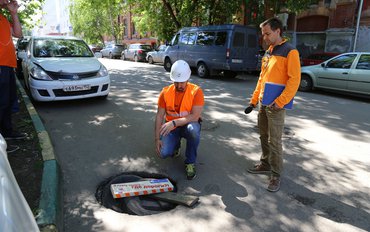 Администрация Нижнего Новгорода не хочет следить за просадкой люков на дорогах