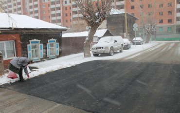 Активисты ОНФ зафиксировали факт укладки асфальта в снег на одной из улиц Тюмени