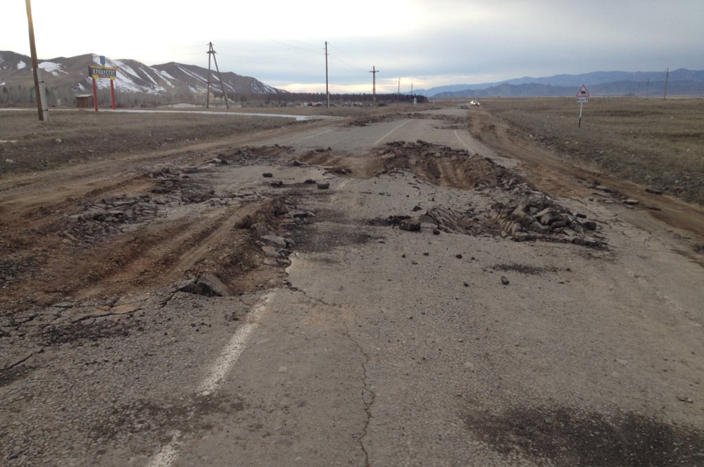 В Республике Тыва не спешат ремонтировать дороги, которые включены в планы работ на 2017 год