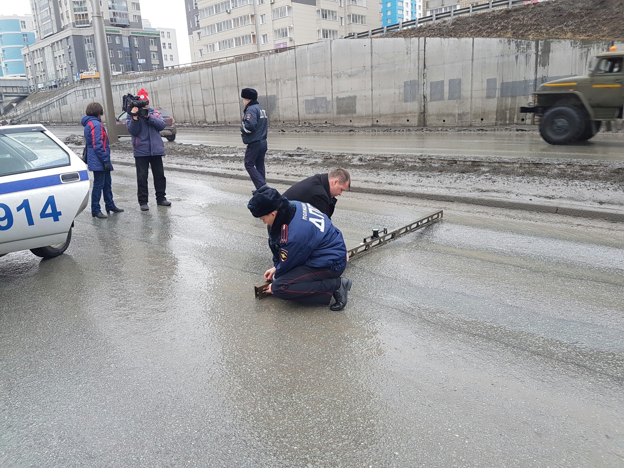 Активисты ОНФ в рамках дорожной инспекции  проверили аварийную Ипподромскую магистраль в Новосибирске