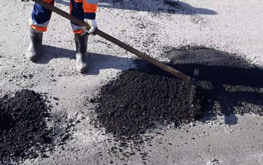 Псковские активисты ОНФ обратили внимание на некачественное проведение ямочного ремонта улицы в Печорах