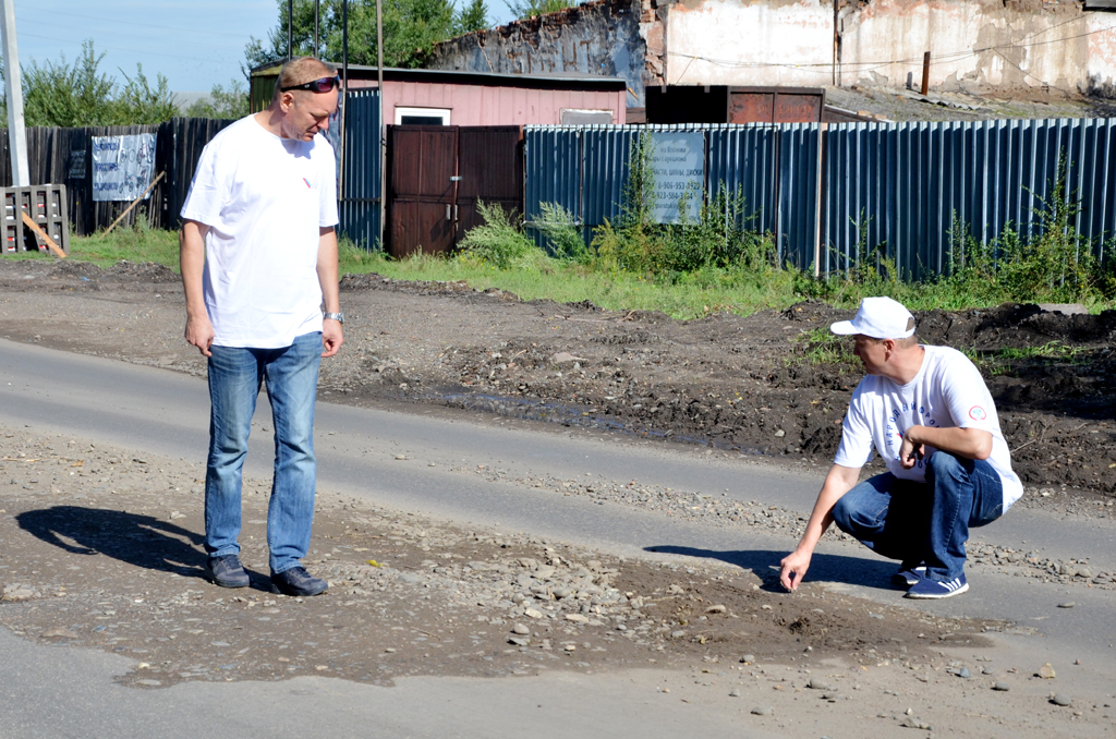 В Черногорске на новой дороге появилась яма диаметром 5 метров