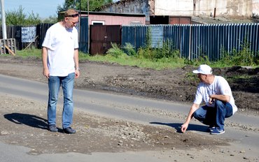 В Черногорске на новой дороге появилась яма диаметром 5 метров