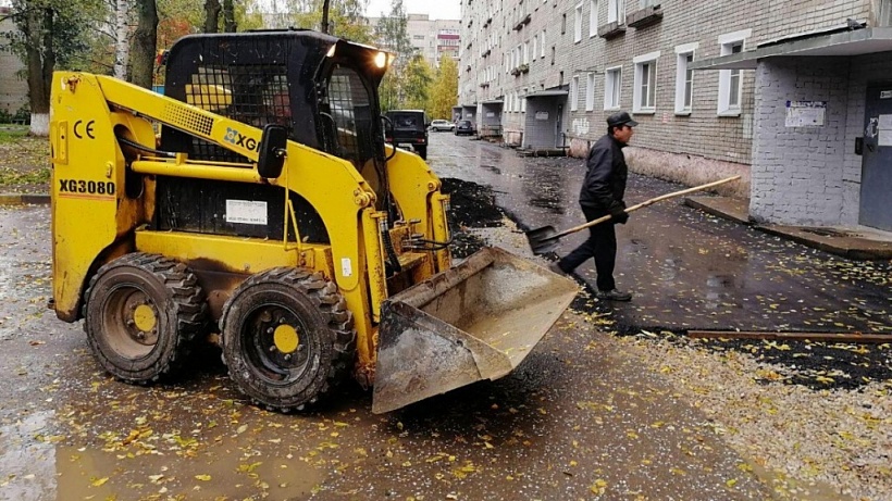 В Кирове подрядчики, клавшие асфальт в лужи, переделывали некачественную работу за свой счет
