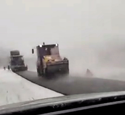 Челябинские активисты проверят качество ремонта дороги Миасс – Златоуст, где асфальт уложили в снег