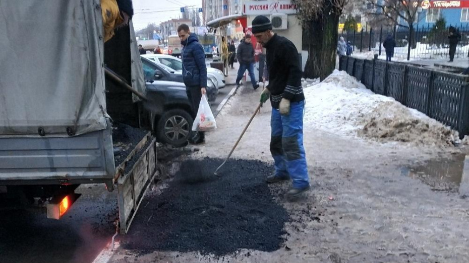 В Воронеже ремонт с нарушениями проводили неизвестные - асфальт демонтируют