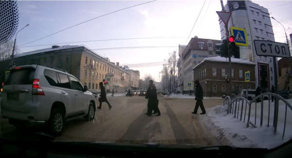 Нарушитель ПДД, едва не сбивший людей на пешеходном переходе в центре Сыктывкара, привлечен к административной ответственности