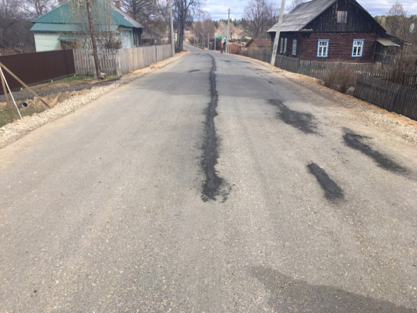 Жители одного из поселков Костромской области пожаловались на разрушение дороги, отремонтированной в прошлом году