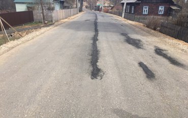 Жители одного из поселков Костромской области пожаловались на разрушение дороги, отремонтированной в прошлом году