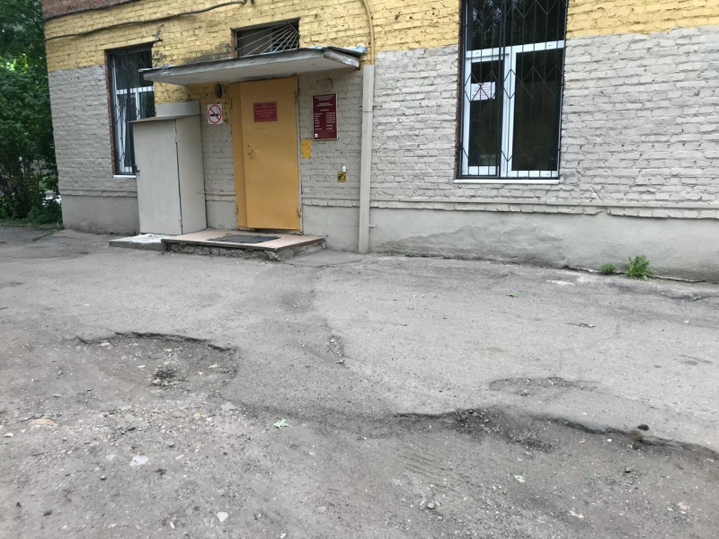 Подъездные дороги к двум медицинским учреждениям Смоленска нуждаются в срочном ремонте