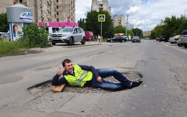 В Рязани начали ремонтировать улицу, где дорожные инспекторы ОНФ обнаружили «самую большую яму» в стране