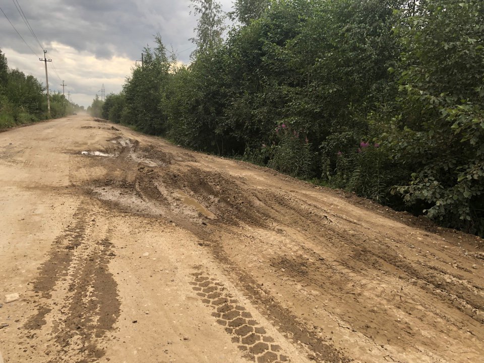 Автомобили на грунтовой дороге