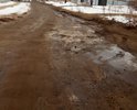 Дорогу пытаются периодически ремонтировать, но получается плохо. Постоянные лужи на просевшей дороге отражаются на состоянии дорожного полотна.