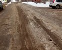 Дорогу пытаются периодически ремонтировать, но получается плохо. Постоянные лужи на просевшей дороге отражаются на состоянии дорожного полотна.