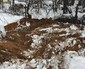Часть дороги заасфальтировали, установили фонари несколько лет назад (эта часть дороги есть на карте), а вторая часть, которая даже не отображается на картах, так и осталась темной разбитой грунтовой дорогой с громадными ямами и ухабами, хотя является единственным подъездом к жилым домам. В непогоду по этой дороге просто невозможно проехать, ни проживающим там людям, ни скорой помощи (машину оставляют на Носовихинском шоссе и с врачами приходится "договариваться" о пешей прогулке по грязному месиву дороги, а если человека надо госпитализировать(?!)). В зимнее время, конечно, легче, ямы засыпает снегом, дорогу чистят трактором, но все это до первой оттепели. И это в самом центре нашей страны, в 10 км от Москвы...