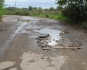 На отмеченном участке большие ямы глубиной более 10 см, шириной более 60 см, длиной более 50 см, размеры которых превышают предельно допустимые значения в соответствии с требованиями ГОСТ Р 50597-93 «Автомобильные дороги и улицы», дорога вся в выбоинах. После дождя дорога превращается в глубокое озеро. Ранее машины из двора дома 7а выезжали в город по единственной асфальтированной дороге через дворы домов 3а,5а,7. Дорога же ЗА этими домами не была предназначена для автотранспорта. Несколько лет назад собственники домов 3а,5а,7 перегородили для выезда из двора дома 7а асфальтированную дорогу внутри своих дворов бетонными полусферами. Для жителей дома 7а выезд из своего двора остался по неразработанной дороге ЗА домами 3а,5а (отмеченный участок на карте). При этом эта дорога умещает на себе один автомобиль. Разъезжаются машины , заезжая на кусты, чем портят покраску своих машин и озеленения. После неоднократного письменного обращения в ГИБДД, нам отвечали, что дороги за домами 3а,5а нет на плане города, поэтому ремонтировать ее не будут. Жители дома 7а остались без дороги.
Так же испорчена за 20 лет дорога внутри двора.
