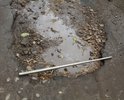На отмеченном участке большие ямы глубиной более 10 см, шириной более 60 см, длиной более 50 см, размеры которых превышают предельно допустимые значения в соответствии с требованиями ГОСТ Р 50597-93 «Автомобильные дороги и улицы», дорога вся в выбоинах. После дождя дорога превращается в глубокое озеро. Ранее машины из двора дома 7а выезжали в город по единственной асфальтированной дороге через дворы домов 3а,5а,7. Дорога же ЗА этими домами не была предназначена для автотранспорта. Несколько лет назад собственники домов 3а,5а,7 перегородили для выезда из двора дома 7а асфальтированную дорогу внутри своих дворов бетонными полусферами. Для жителей дома 7а выезд из своего двора остался по неразработанной дороге ЗА домами 3а,5а (отмеченный участок на карте). При этом эта дорога умещает на себе один автомобиль. Разъезжаются машины , заезжая на кусты, чем портят покраску своих машин и озеленения. После неоднократного письменного обращения в ГИБДД, нам отвечали, что дороги за домами 3а,5а нет на плане города, поэтому ремонтировать ее не будут. Жители дома 7а остались без дороги.
Так же испорчена за 20 лет дорога внутри двора.