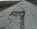 Участок дороги от трассы 35Н-482 (Евпатория-Молочное) до ПГТ Заозерное, проходящий мимо очистных сооружений г. Евпатории на протяжении примерно 3 км не подвергался ремонту более 25 лет (со времён СССР) и находится в аварийном состоянии. При обращении к руководству с. Уютное (через ГАИ г. Евпатории) еще в 2011 г. получен ответ, что эта дорога никому не принадлежит, и ремонтировать её никто не будет. За последние 7-8 лет в западной части, прилегающей к ПГТ Заозерное в десятки, и даже сотни раз увеличилось количество индивидуальных хозяйств, дачных участков и коттеджей. Плотность потока автотранспорта на этом участке в летнее время практически равна атодороге 35Н-482, поскольку бо´льшая часть транспорта со стороны Евпатории поворачивает на этот участок.
Из-за нарушения дорожного покрытия на этом участке довольно часто происходят ДТП, бывали даже со смертельным исходом.
Прошу запланировать и осуществить  ремонт этого участка.