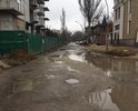 Первая курортная улица к морю, каждый день по ней проходят сотни людей, мамы с колясками и курортники, приезжающие на отдых. Дорогу разбили большегрузные машины которые подвозят материал к стройкам, хотя там стоит знак, что это пешеходная зона и ограниченный въезд. Все ответы от Администрации приходят с ответом в виде отписок, сначала говорили что в 2015 сделают, потом что поставили на реконструкцию в 2016, теперь что реконструкция будет в 2020 году. Полнейшее издевательство над людьми и своим городом.