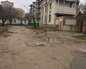 Первая курортная улица к морю, каждый день по ней проходят сотни людей, мамы с колясками и курортники, приезжающие на отдых. Дорогу разбили большегрузные машины которые подвозят материал к стройкам, хотя там стоит знак, что это пешеходная зона и ограниченный въезд. Все ответы от Администрации приходят с ответом в виде отписок, сначала говорили что в 2015 сделают, потом что поставили на реконструкцию в 2016, теперь что реконструкция будет в 2020 году. Полнейшее издевательство над людьми и своим городом.