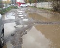 К двум жилым многоквартирным  домам по адресу: г. Одинцово, ул. Бирюзова д.1 стр2  и ул. Бирюзова д.1 стр.3 (общежитие)  можно проехать по единственной "дороге", которая полностью разбита. Данной проблеме уже 10 лет. Все многочисленные обращения в администрацию, на сайт губернатора МО Добродел ни к чему не приводят. Стандартный ответ  следующий:  "подъездная автомобильная дорога на балансе гор. поселения Одинцово не числится и являлась технологическим проездом во время строительства домов.... Данный технический проезд  проходит над водопроводом Dy500, исходя из вышеизложенного проведение работ по капитальному ремонту и обустройству асфальтового покрытия не представляется возможным". 
Но другого подъездного пути к многоквартирным домам просто нет. Что же нам делать?! Можно же положить хотя бы плиты, если невозможно сделать асфальтовое покрытие! Этот проезд уже известен всем службам: скорая помощь, такси, другой спецтранспорт – просто отказываются туда ехать. 
Протяженность проезда около 300 метров!!!