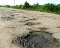 На протяжении долгого времени дорога Теньгушево-Криуша находится в плачевном состоянии. Эта дорога соединяет два региона ПФО-Мордовию и Нижегородскую область. По ней раньше ездили множество автобусов с паломниками в святые места, монастырь Серафима Саровского. Несколько раз автобусы просто сваливались в кювет. Благо обходилось без жертв. Деревня Дудниково находится на границе с Нижегородской областью.В районный центр Теньгушево из Дудникова ежедневно  возят школьников. Насколько опасно по ней ездить школьному автобусу, догадываются только сведущие. Дорогу в деревне Дудниково, протяженностью порядка 1500 метров проложили более 25 лет назад и больше она НИКОГДА не ремонтировалась!В 2016 году в населённом пункте менялись водопроводные трубы. Единственную улицу Центральную разрыли как смогли...от асфальта ничего не осталось. На все призывы отремонтировать дорогу до Дудникова и в деревне, руководство района отмахивается рукой. Вы-та инстанция, которая может помочь нескольким тысяч жителей сразу двух регионов!