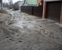 На обращение в администрацию нам ответили, что работы по благоустройству указанного участка не включены на 2017 год. Т.е. жителям этих домов опять уже какой год заходить домой по колено в грязи.