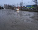 Эта дорога в одном из самых дорогих микрорайонах города - Юбилейном! В течение дня, по ней едут тысячи жителей города, чтобы попасть в МФЦ Западного округа. По типа "тротуару" в ухабах, в течение дня проходят сотни жителей, мамочки с колясками, дети в школу, старики в социальные органы. В августе'2016 г. МФЦ "Юбилейный" посещал Губернатор Кондратьев, понравилась ли ему дорога перед функциональным органом? Примерно раз в год, дорогу засыпают щебнем, но его хватает не более, чем на полтора месяца. Два дождя и обратно все как было: Ямы, лужи.
Жители близлежащих домов не однократно писали письма в административные органы. С 2013 года сплошные обещания!!!