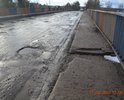 Дорога, если можно так назвать, в ужасном состоянии. На участке курсируют маршрутки. Мост вымылся до основания, торчит арматура.