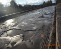 Дорога, если можно так назвать, в ужасном состоянии. На участке курсируют маршрутки. Мост вымылся до основания, торчит арматура.