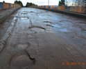 Дорога, если можно так назвать, в ужасном состоянии. На участке курсируют маршрутки. Мост вымылся до основания, торчит арматура.