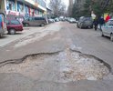 Яма более 2-х лет разрушалась, увеличиваясь в размерах.
При содействии РОО "Дорожный контроль - Севастополь" была отремонтирована 26.02.2017 года