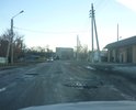 На этом участке дороге хорошо обочина широкая, позволяет объехать асфальтное покрытие. Но в дождливую погоду это очень сложна сделать, приходится снова рисковать подвеской авто! Хотя в 2016 году здесь проводился (ямочный) ремонт асфальтного покрытия по ГОСТ  Р 50597-93 Автомобильные дороги и улицы. Предельные размеры отдельных просадок, выбоин и т.п. не должны превышать по длине 15 см, ширине - 60 см и глубине - 5 см.
А по факту действующие стандарты, допускающие наличие на дорогах ям и выбоин, противоречат закону «О безопасности дорожного движения».
Надо делать качественно!