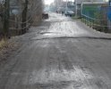 Одна из центральный улиц посёлка Ленинский. Асфальт крайний раз был уложен в начале 80-х прошлого века. С тех пор не проводилось никаких ремонтов! 
На протяжении всей улицы ямы и небольшие островки асфальта с острыми краями. Кое-где по весне образуются т.н. "зыбуны". Участок 20-30 метров до пересечения с улицей Набережная в межсезонье труднопроходим для легкового транспорта!