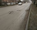 Одна из центральных улиц города, после зимы образовалось множество глубоких ям.