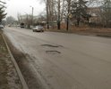 Одна из центральных улиц города, после зимы образовалось множество глубоких ям.