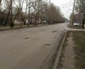 Одна из центральных улиц города, после зимы образовалось множество глубоких ям.