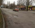 Одна из центральных улиц города, после зимы образовалось множество глубоких ям.