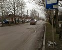 Одна из центральных улиц города, после зимы образовалось множество глубоких ям.