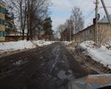 Эта улица из асфальтированной со временем превратилась в ямогравийную.