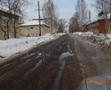 Эта улица из асфальтированной со временем превратилась в ямогравийную.