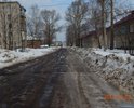 Эта улица из асфальтированной со временем превратилась в ямогравийную.