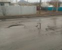 Несмотря на ежегодный ямочный, дорога требует капитального ремонта. С каждым годом латки превращаются в большие ямы.