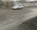Несмотря на ежегодный ямочный, дорога требует капитального ремонта. С каждым годом латки превращаются в большие ямы.