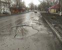 На улице расположены: детский сад, школа, больница. Из-за состояния дорожного полотна водители больше сконцентрированы на объезде препятствий.