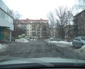 разбитая проезжая часть с многочисленными ямами на ул. Ольшанского вдоль магазина "Мебель Черноземья"