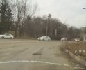 Ямы на круговом движении по ул.3-Интернационала, ужасное состояние асфальта близ бордюров