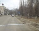 Ямы на круговом движении по ул.3-Интернационала, ужасное состояние асфальта близ бордюров